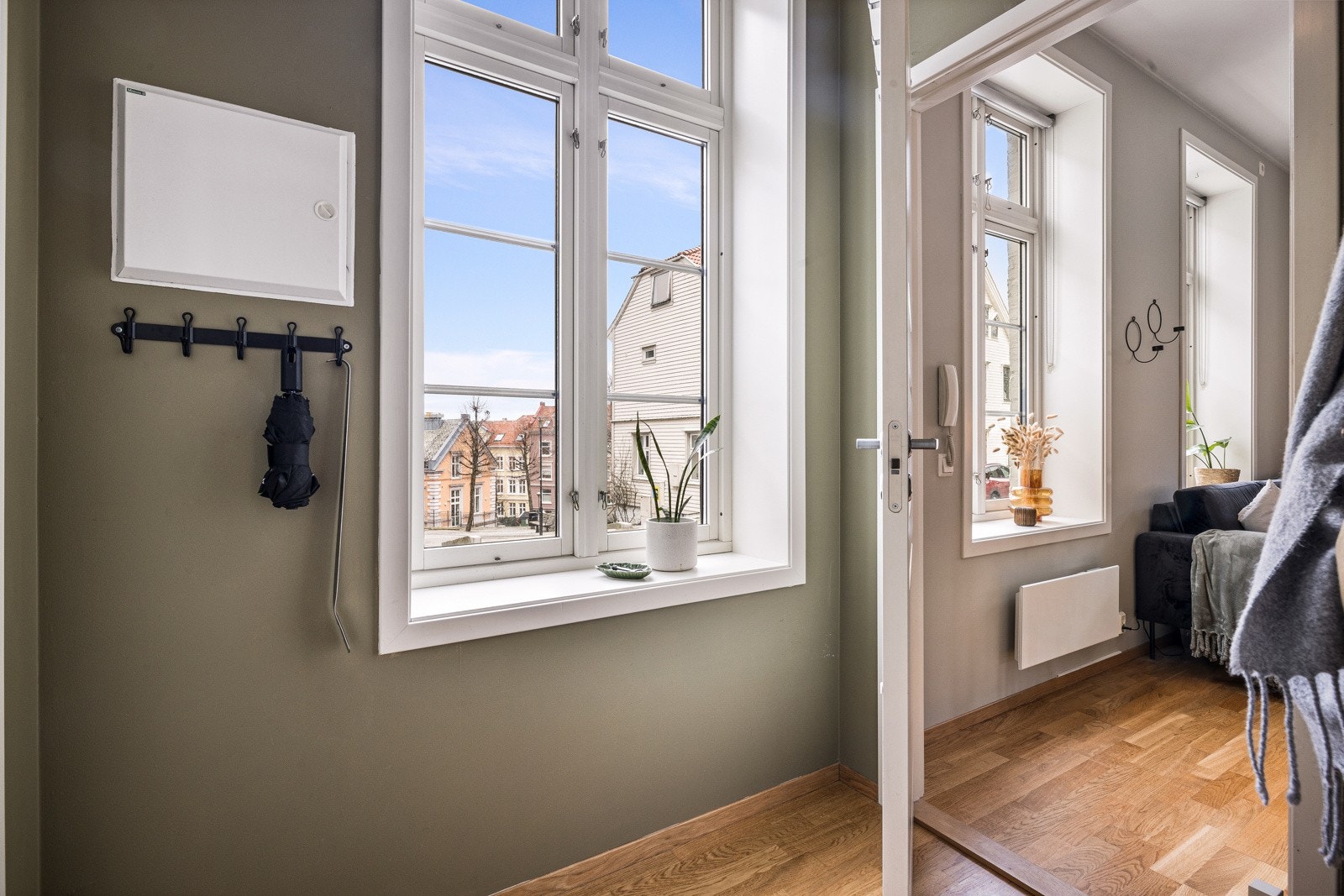- Entré med stor vindu og sikringsskap med automatsikringer - Galleribilde
