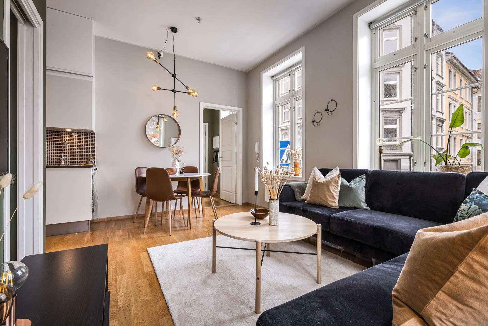 - Stuen er praktisk utformet sånn at man har plass til stor sofagruppe i tillegg til spisestue - Galleribilde