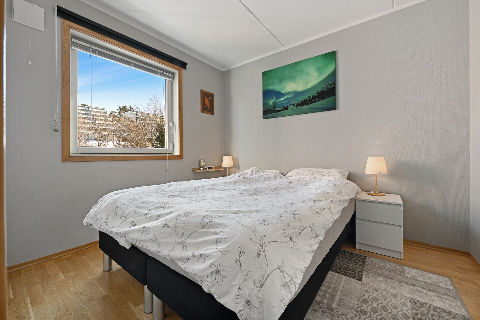 I tilknytting til et av soverommene har man tilgang til omkledningsrom med god plass til det du trenger av klær, vesker og sko. Galleribilde