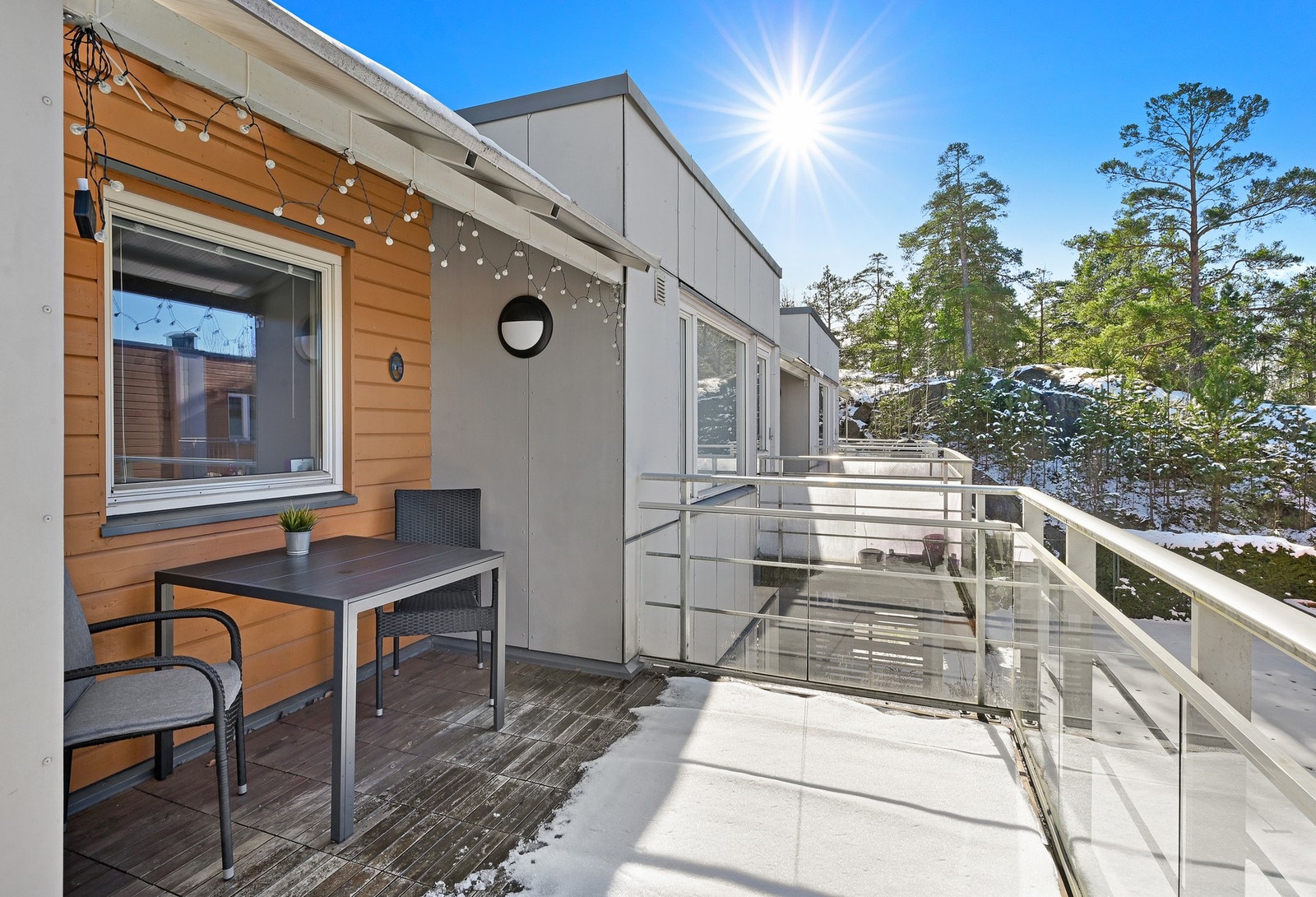 Fra stuen er det utgang til en stor balkong på 10 m² med glassrekkverk. Galleribilde