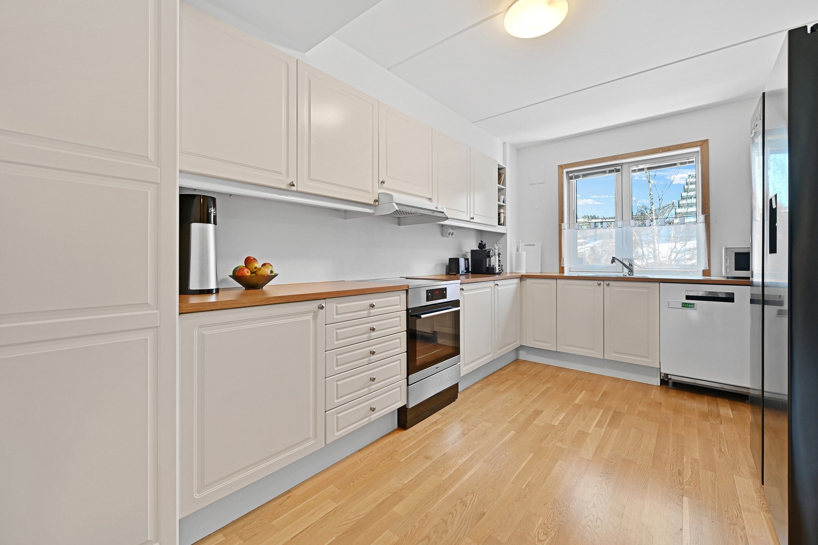 Her har du et arbeidsvennlig kjøkken med gode løsninger og fin plassutnyttelse for deg som er glad i å lage mat. Galleribilde