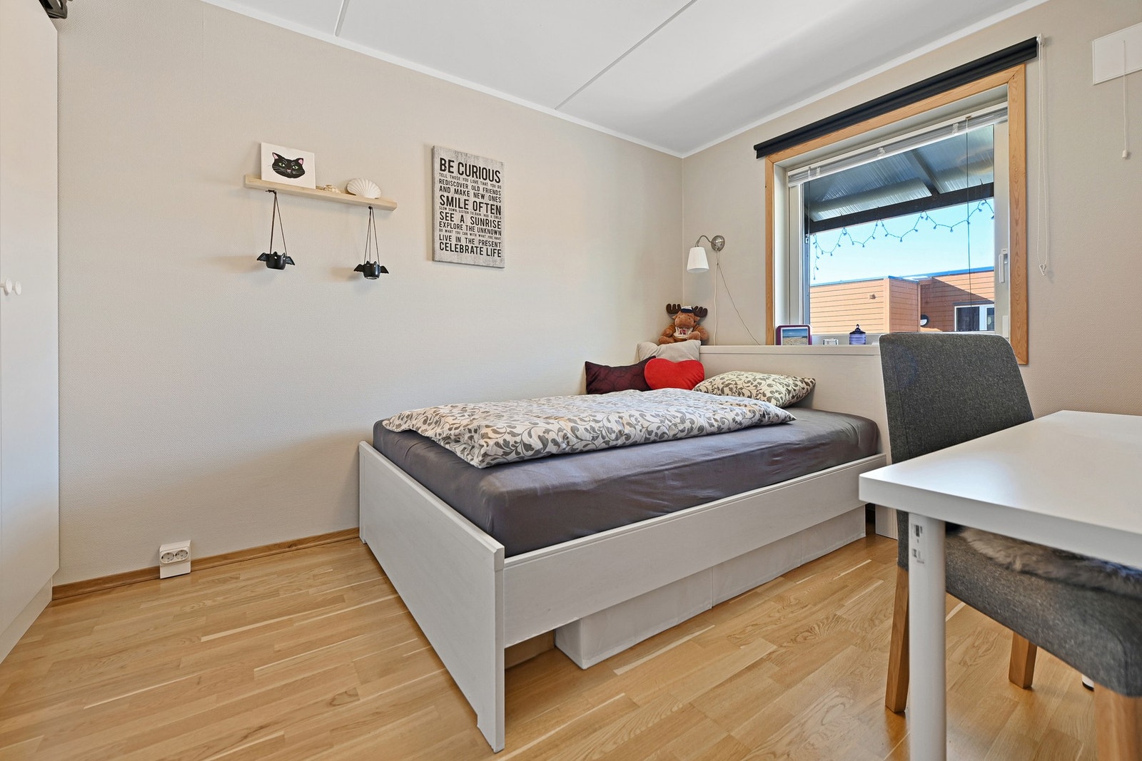 Leiligheten har to romslige soverom som er holdt i lyse farger Galleribilde