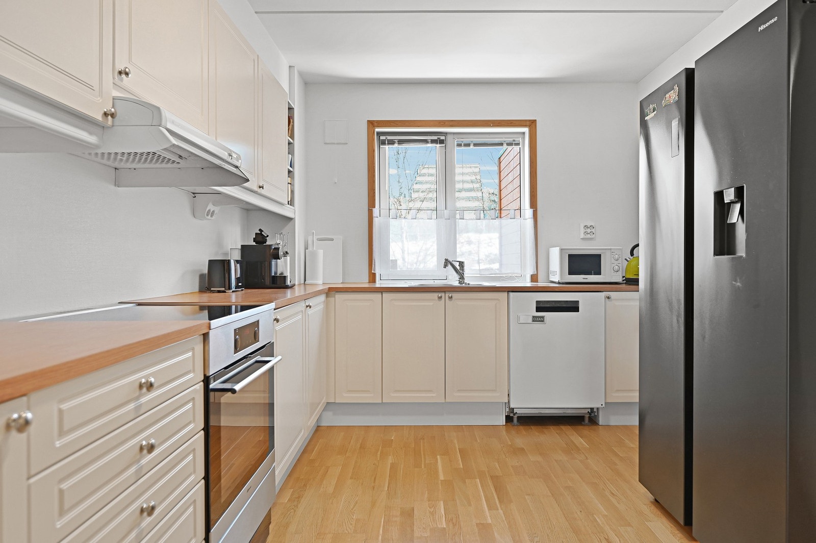 Kjøkkeninnredningen er fra byggeår med profilerte fronter og laminat benkeplate. Frittstående komfyr og kjøl/fryseskap, underbygget oppvaskmaskin. Galleribilde