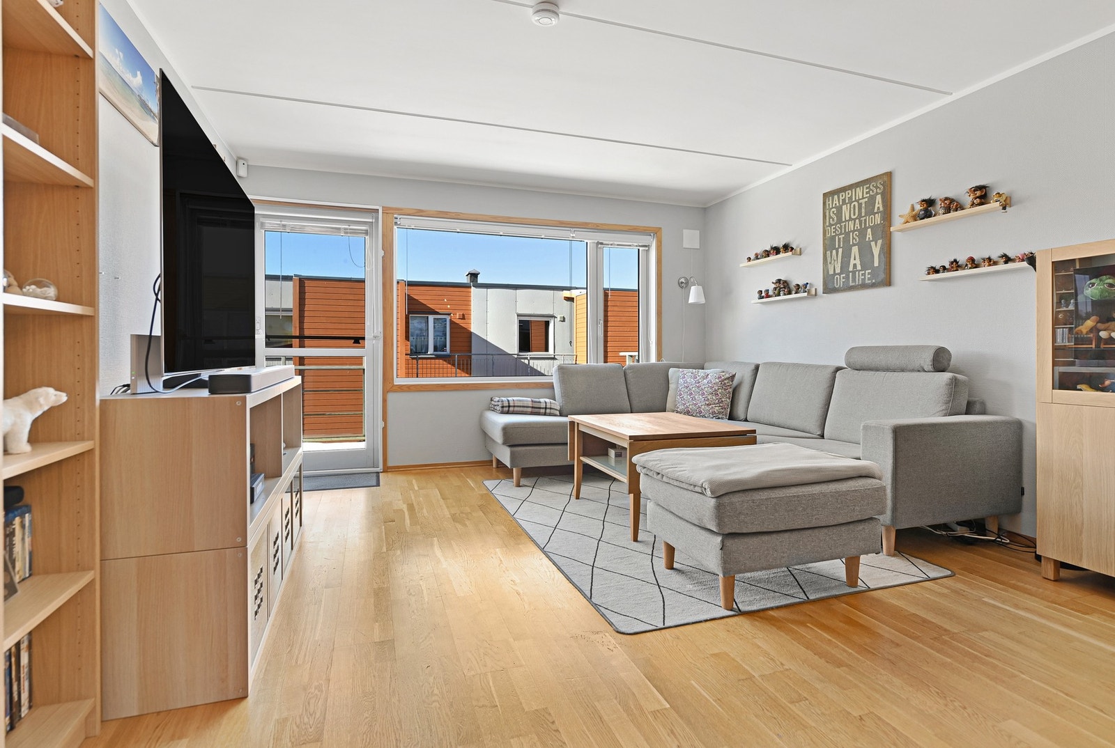 Stuen blir leilighetens selvsagte samlingspunkt med store vindusflater og med tilknytning til både kjøkkenet og med utgang til balkong. Galleribilde