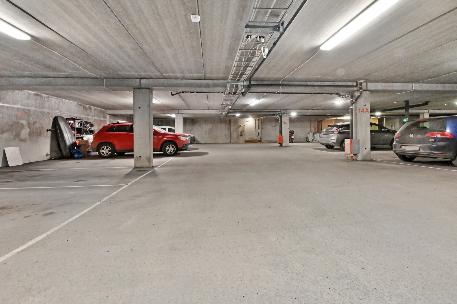 Leiligheten disponerer en garasjeplass i felles garasje. Ellers er det godt med gjesteparkering på borettslagets tomt. Galleribilde
