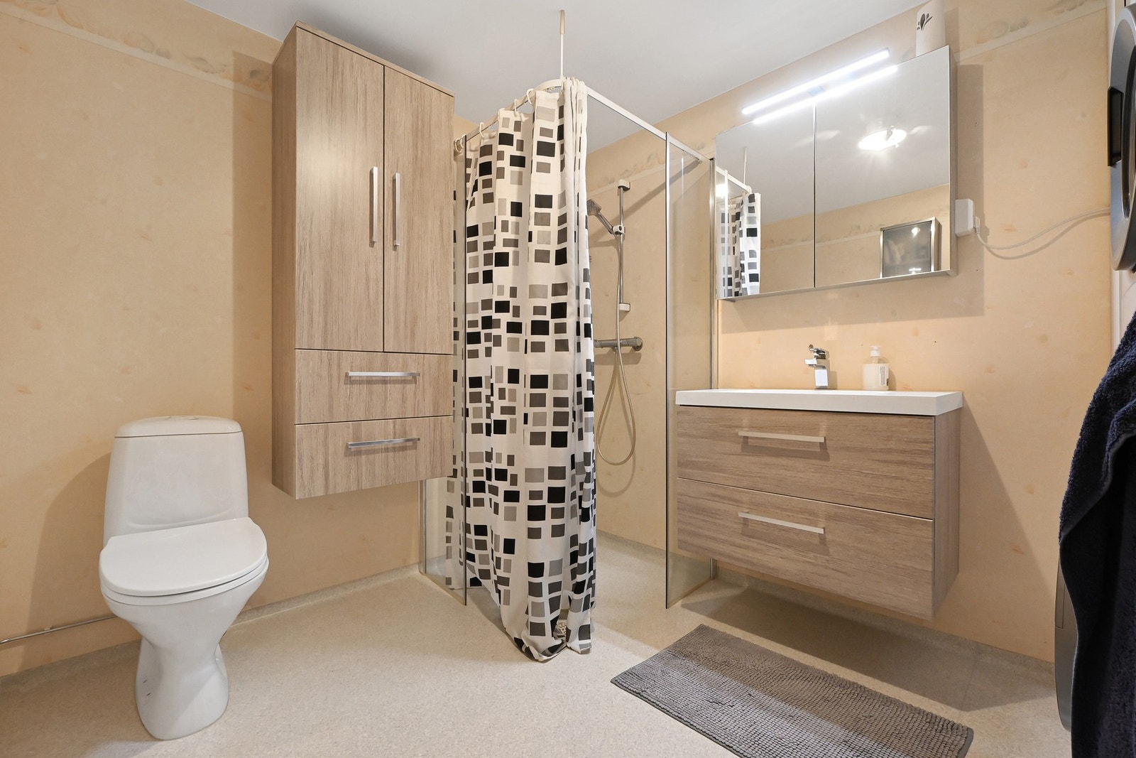 Boligen har et romslig bad fra byggeår, men som er oppgradert i 2023 med ny innredning og garnityr. Badet er innredet med nedfelt servant, gulvfestet toalett og dusjhjørne. Galleribilde