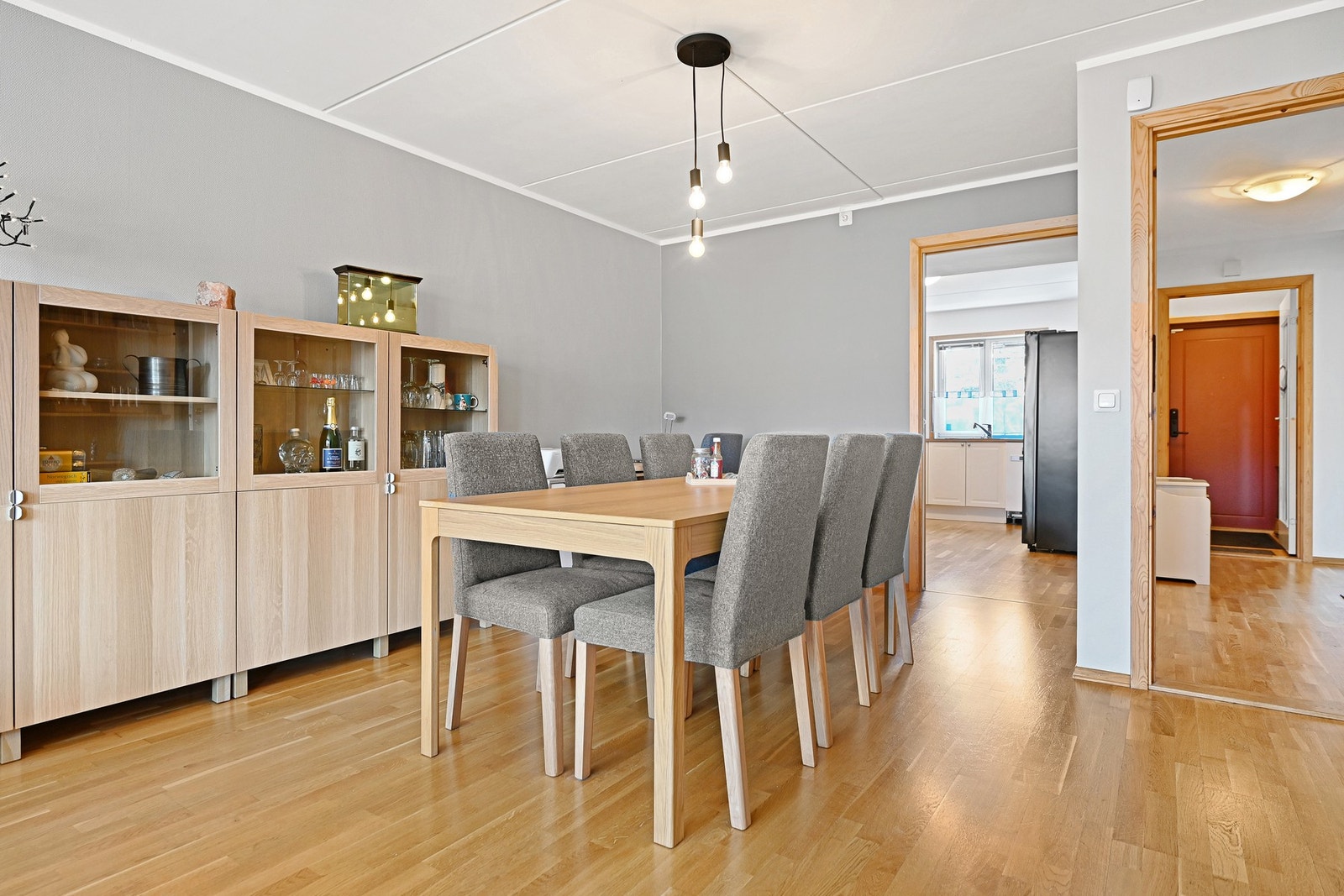 Spisestuen er praktisk plassert utenfor kjøkkenet. Galleribilde