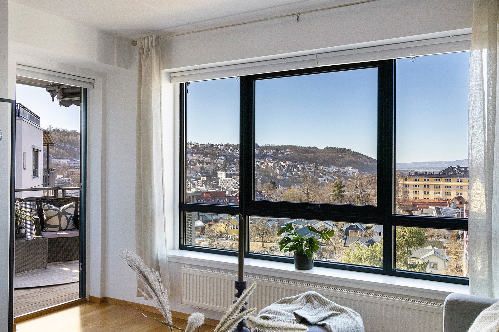 Utgang til balkong fra stuen Galleribilde