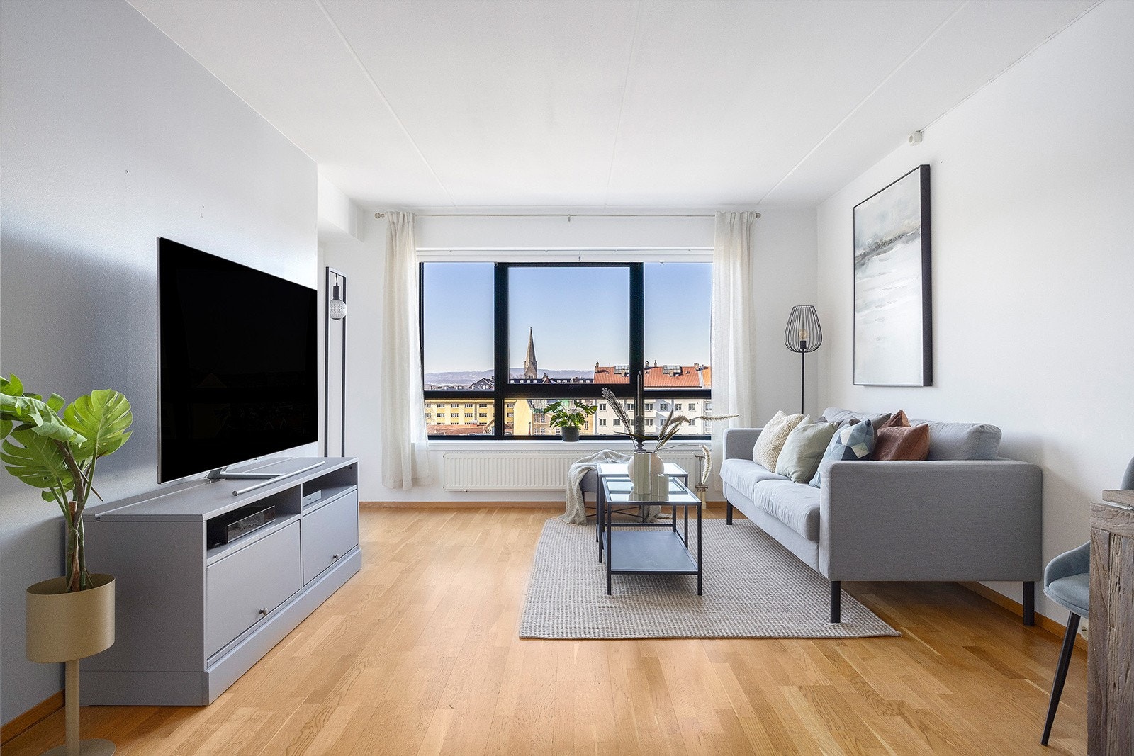 Stuen er stor og lys Galleribilde