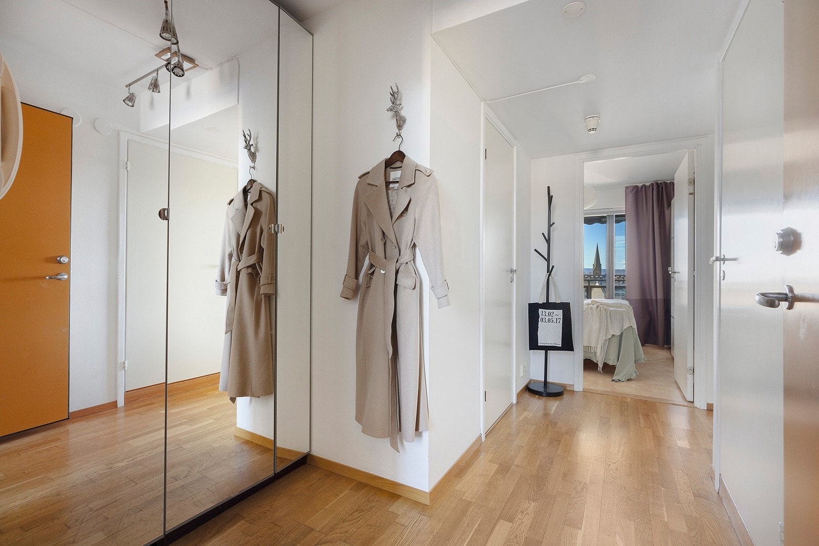 Stor gang med plass til garderobeskap Galleribilde