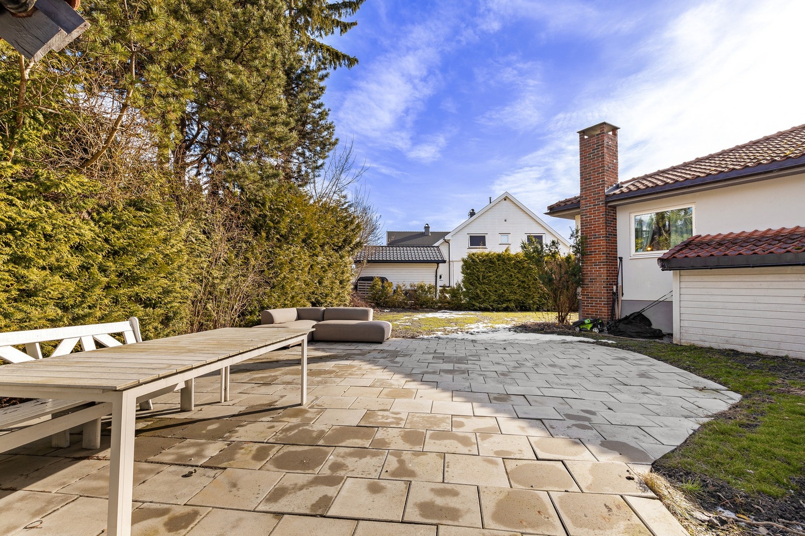 Hellelagt uteplass Galleribilde