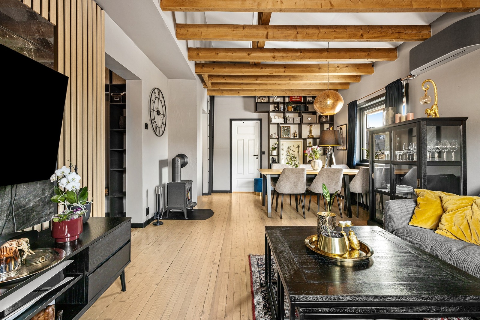 Det er fin plass til både sofa, spisebord og annet møblement Galleribilde