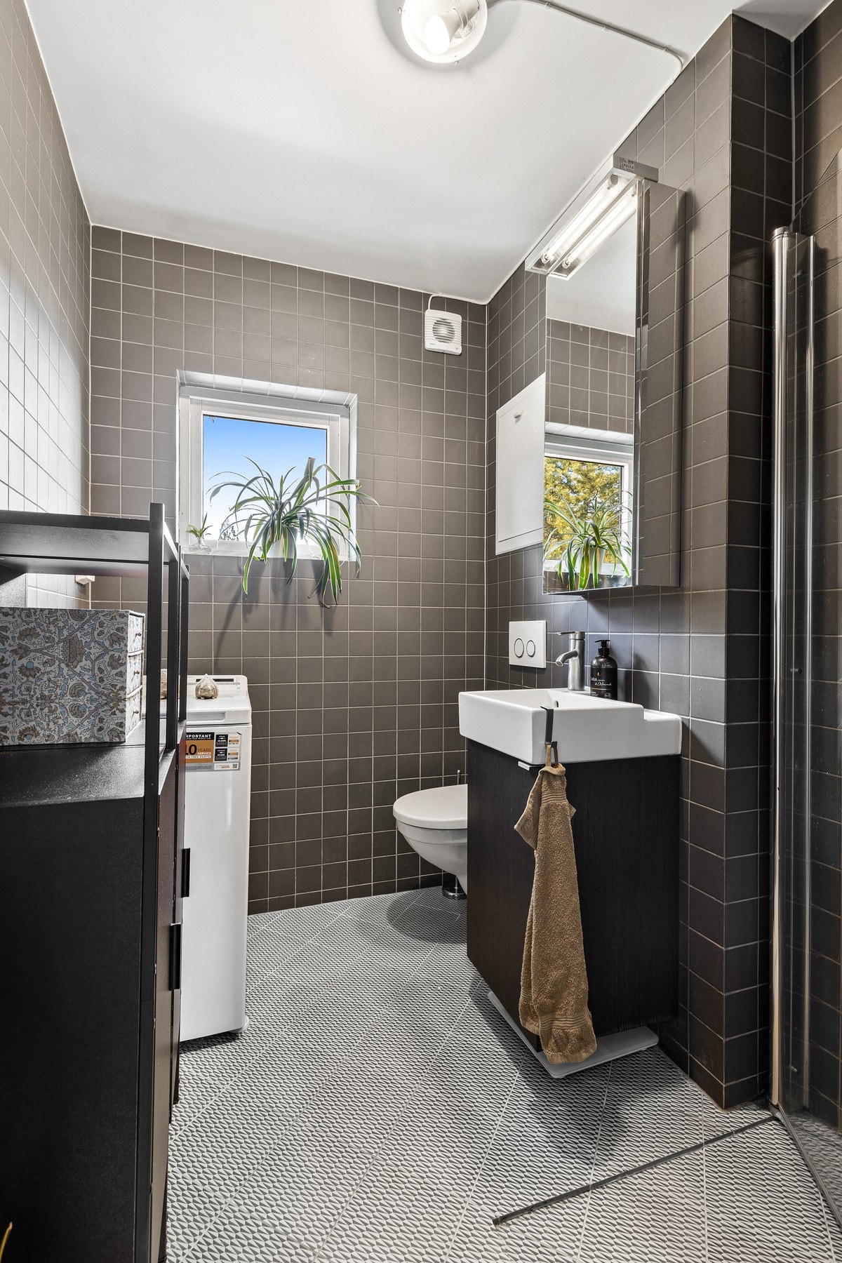 Pent, helfliset bad fra 2013 med gulvvarme og malte flater i himling Galleribilde