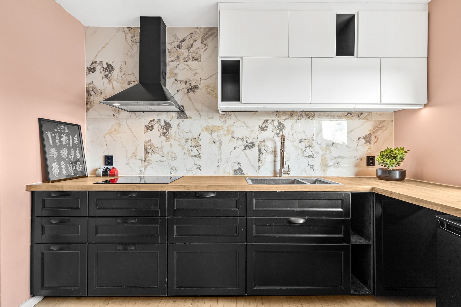 Kjøkkenet har innredning med en kombinasjon av profilerte og slette fronter fra 2013 Galleribilde