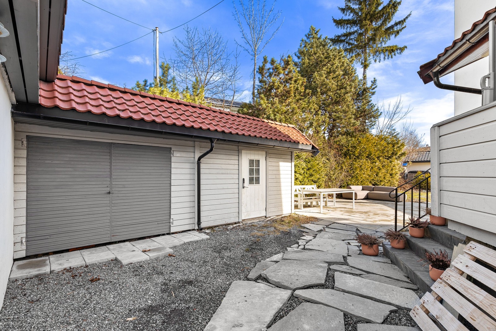 Meget god lagringsplass i utvendig bod på ca. 9 kvm Galleribilde