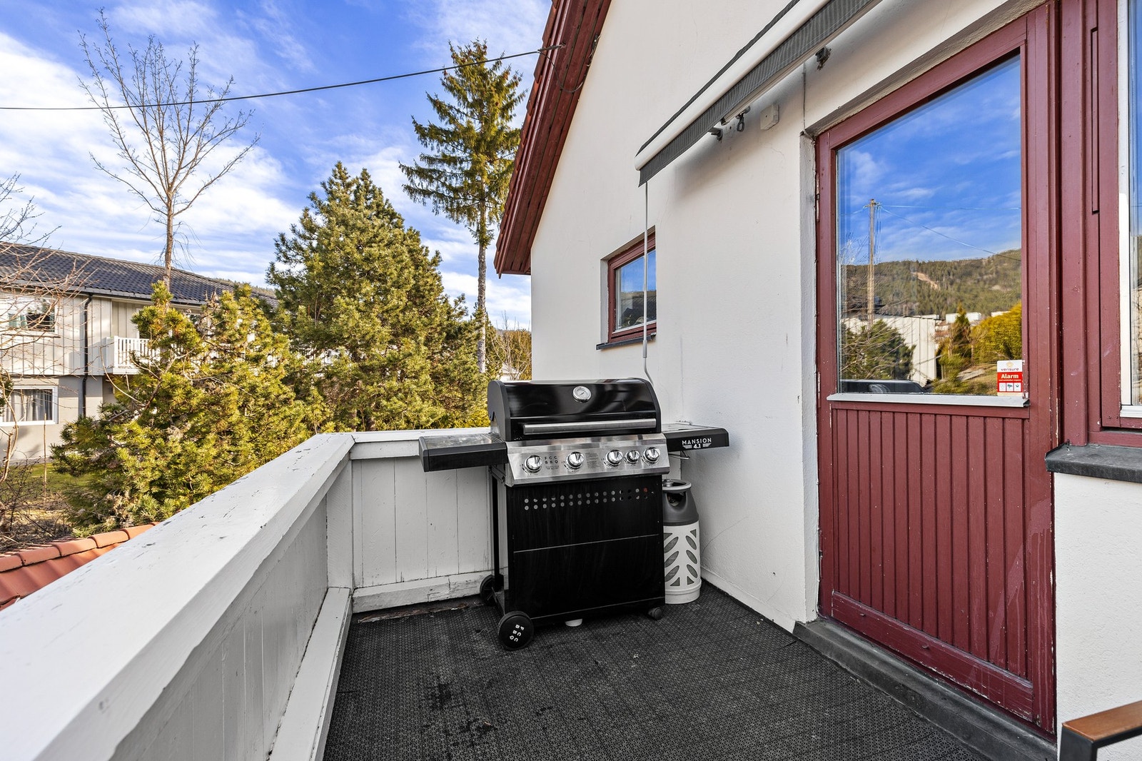 Balkongen er oppført i trekonstruksjoner med rekkverk av tre, og gulvoverflater er belagt med systemgulv Galleribilde