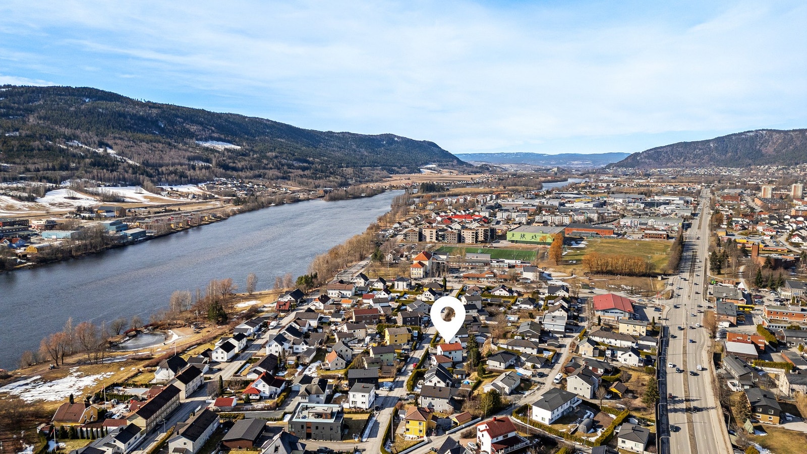 Det er gode turmuligheter i området, spesielt langs Drammenselva og Åssiden Elvepark Galleribilde