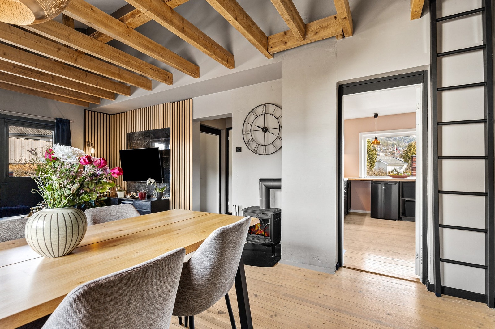 Det er montert en moderne spilevegg ved TV-kroken Galleribilde