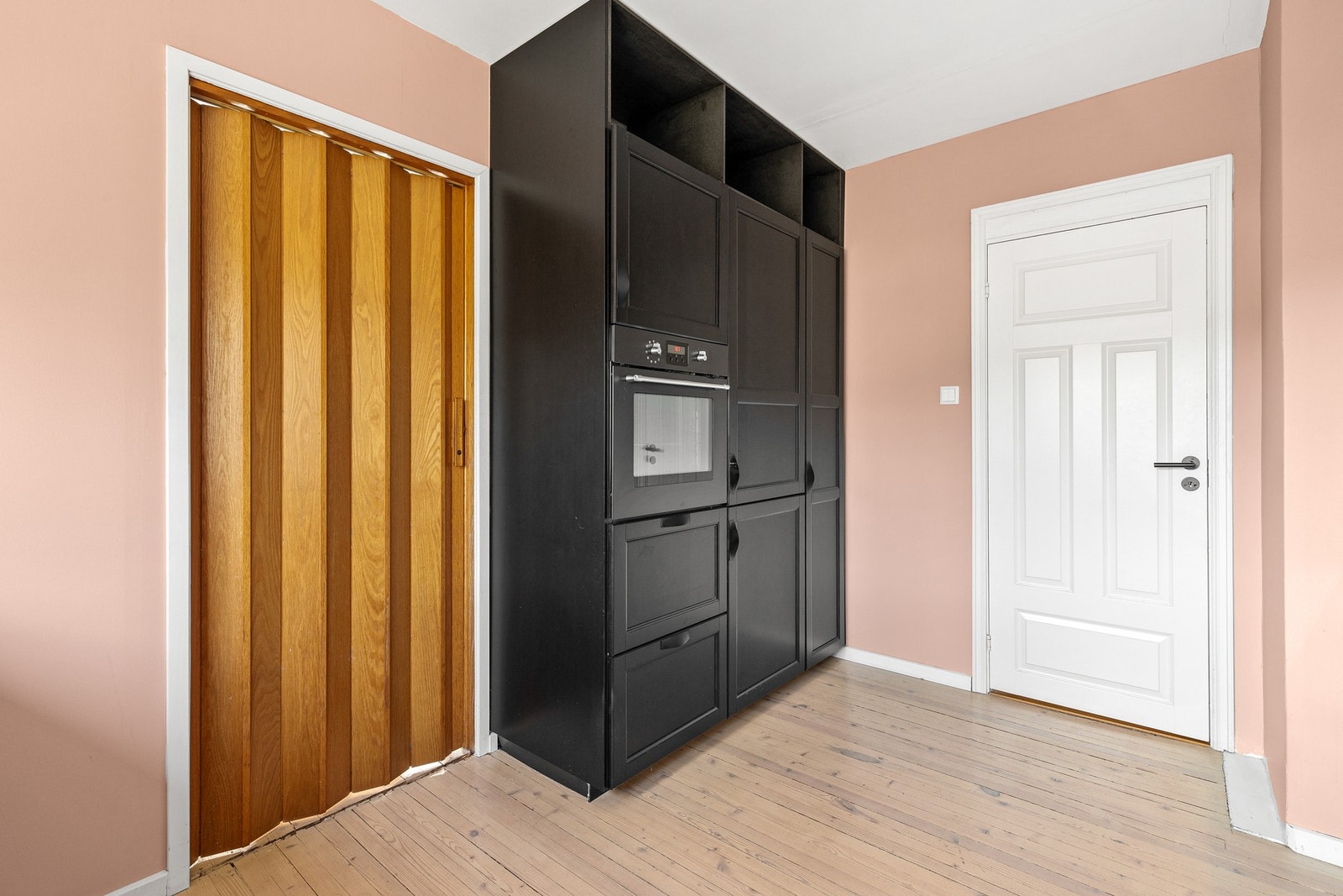 Kjøkkenet er utstyrt med integrert stekeovn, platetopp, oppvaskmaskin samt kjøleskap med fryser Galleribilde