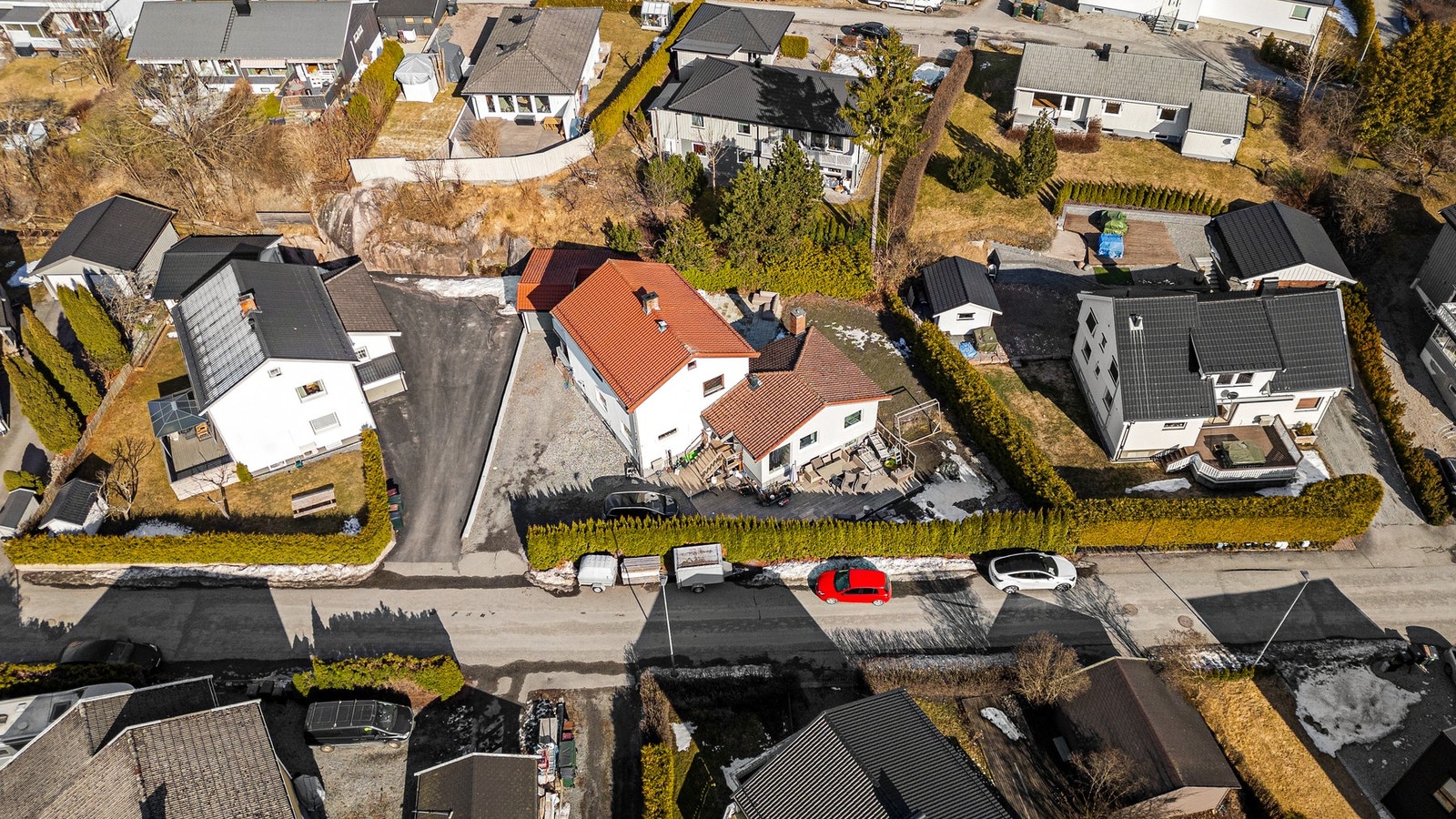 Tomten er opparbeidet med grus, steinheller, diverse beplantninger og plenareal Galleribilde