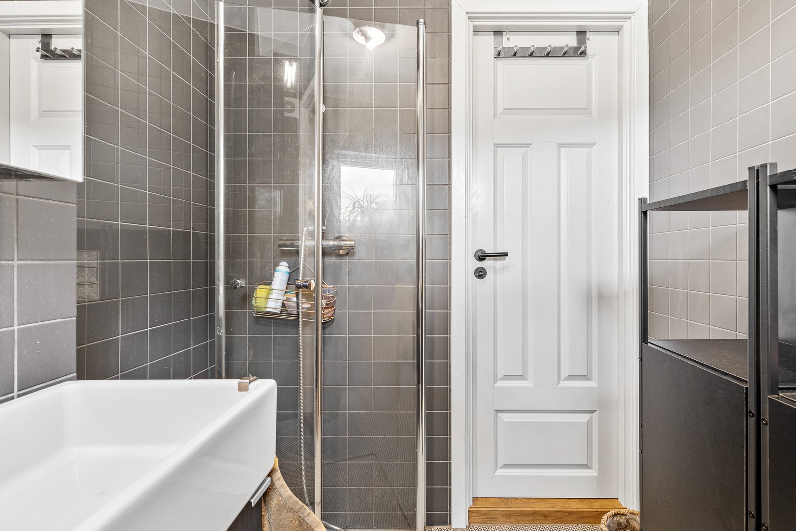 Videre er det dusjhjørne med innfellbare dører og regndusj, samt opplegg for vaskemaskin Galleribilde