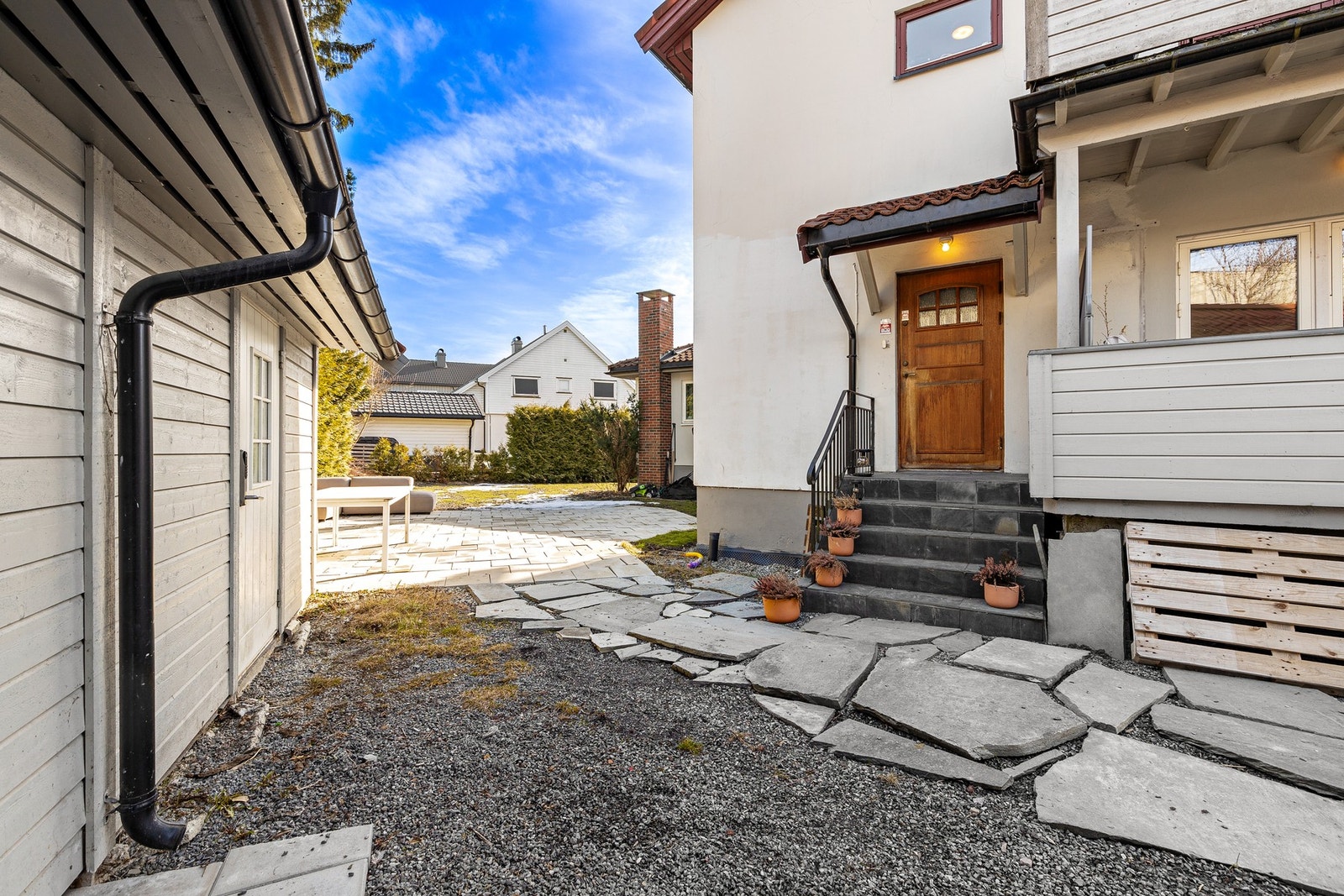 Det er inngang via felles trapperom opp til 2.etasje Galleribilde