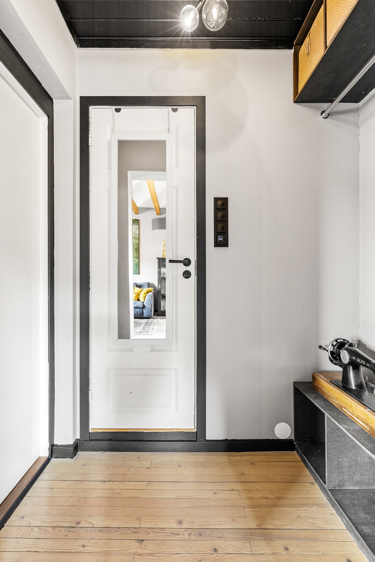 Entréen har originalt tregulv og fin plass til oppheng av yttertøy Galleribilde