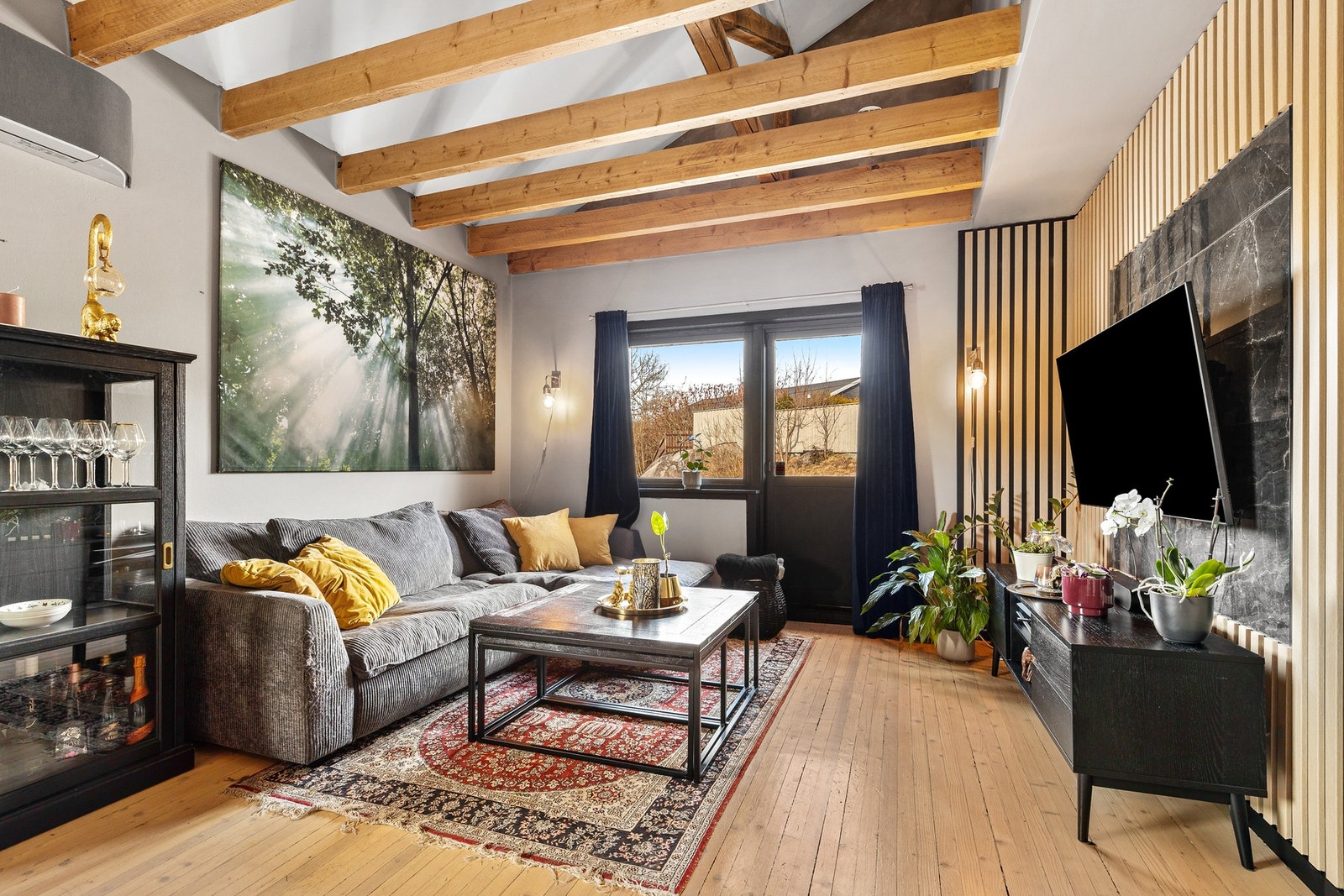 Fra stuen er det utgang til nordvestvendt balkong på ca. 7 kvm Galleribilde