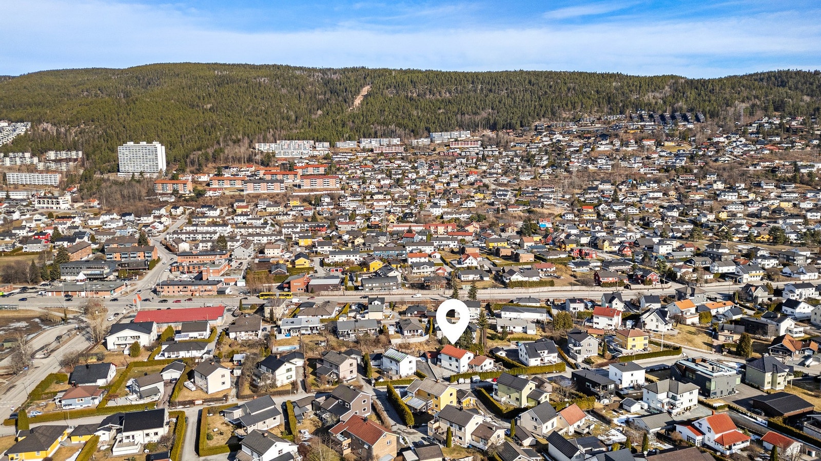 Sentral beliggenhet på Åssiden med kort gangavstand til barneskole, barnehage, dagligvare og idrettsanlegg Galleribilde