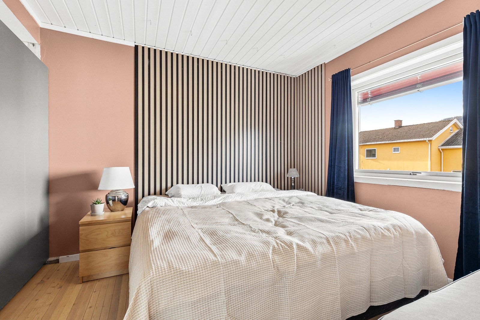 Leiligheten har to soverom, begge av fin størrelse og med heltre gulv Galleribilde