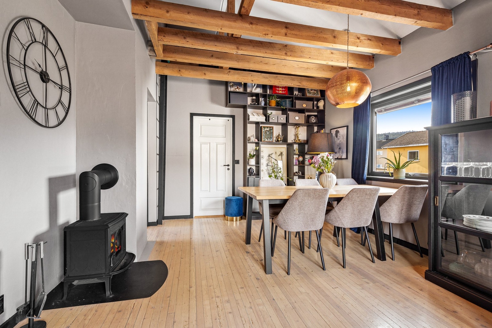 Rommet er utstyrt med en stemningsfull peisovn, samt varmepumpe for effektiv oppvarming Galleribilde