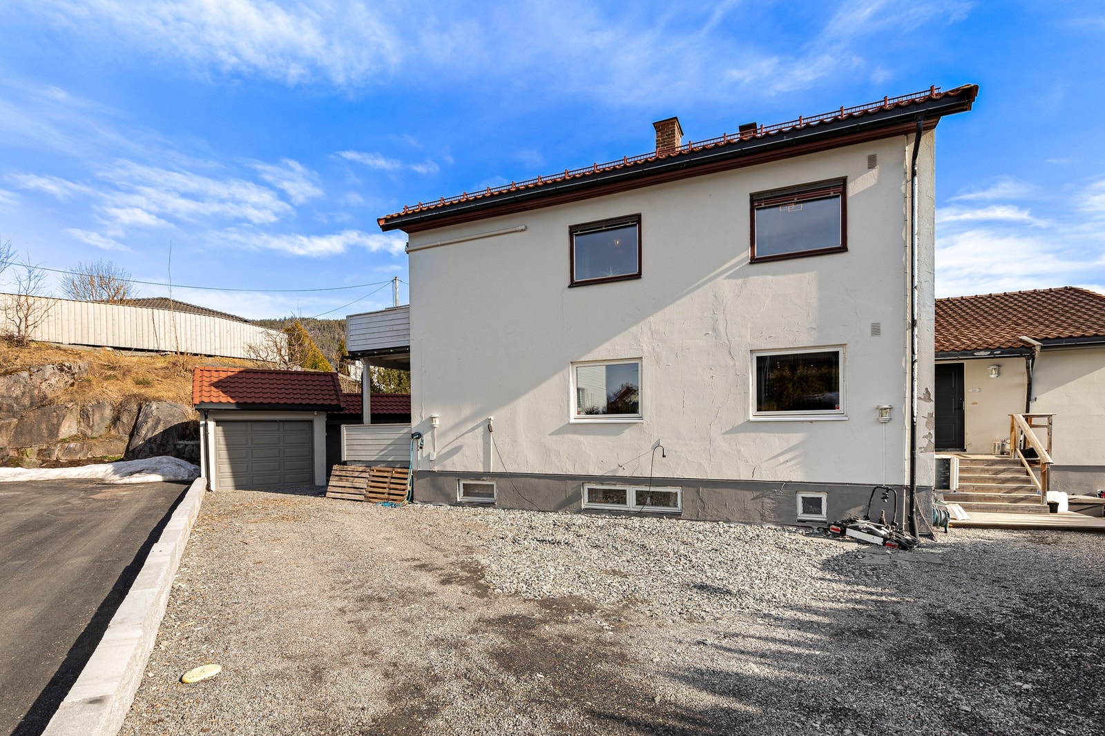 Parkering i gruset gårdsplass med uttak for lading av elbil Galleribilde