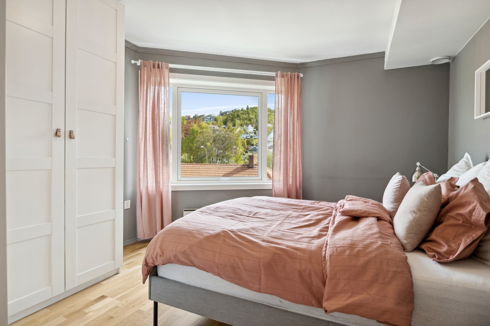 Innredet med garderobeskap. Galleribilde