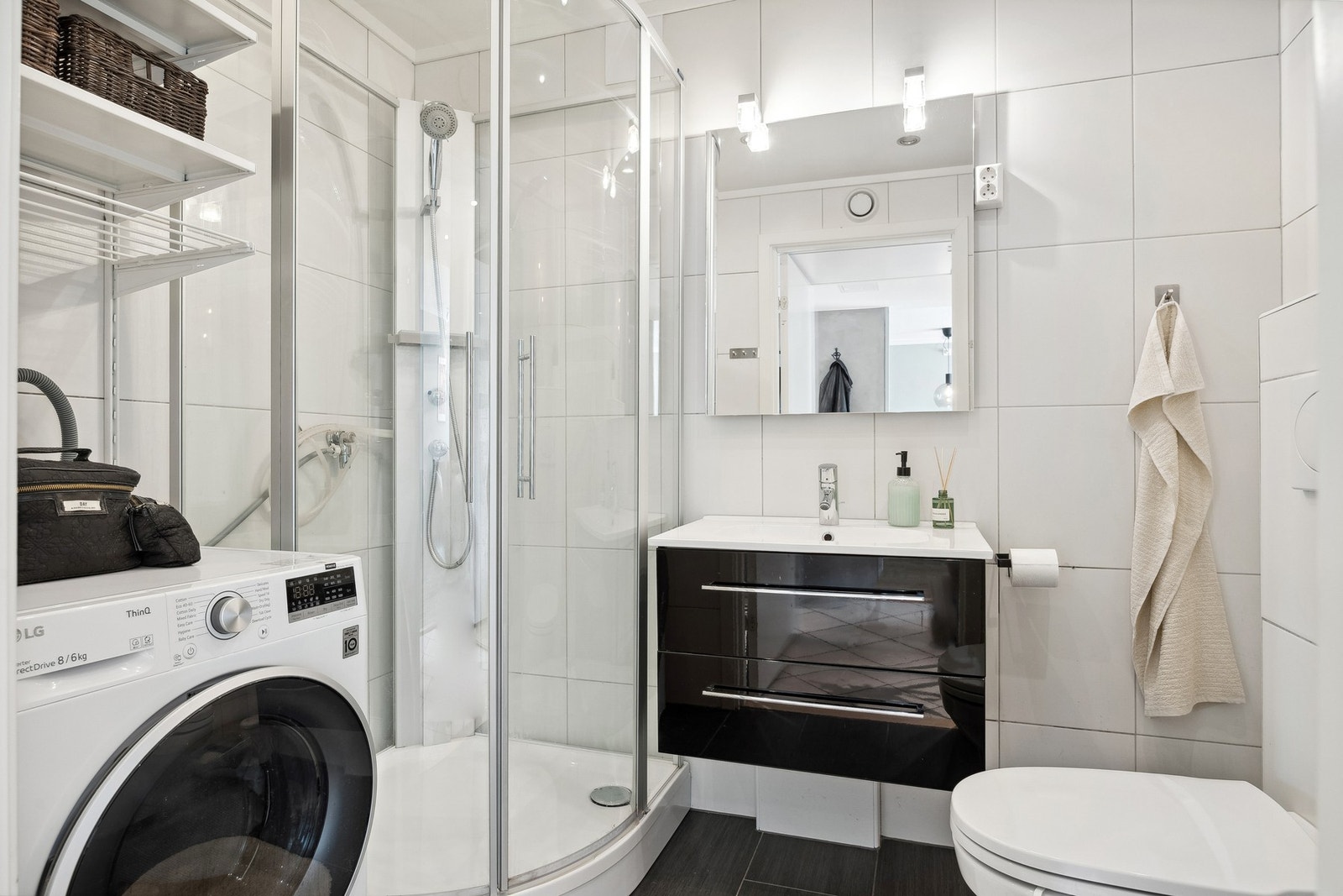 Lyst flislagt baderom på 3,7 kvm med opplegg for vaskemaskin. Galleribilde