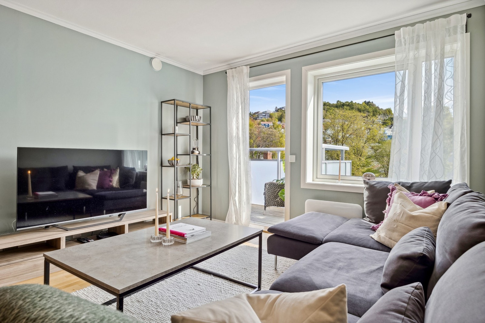 Fra stuen er det direkte utgang til en flott balkong. Galleribilde