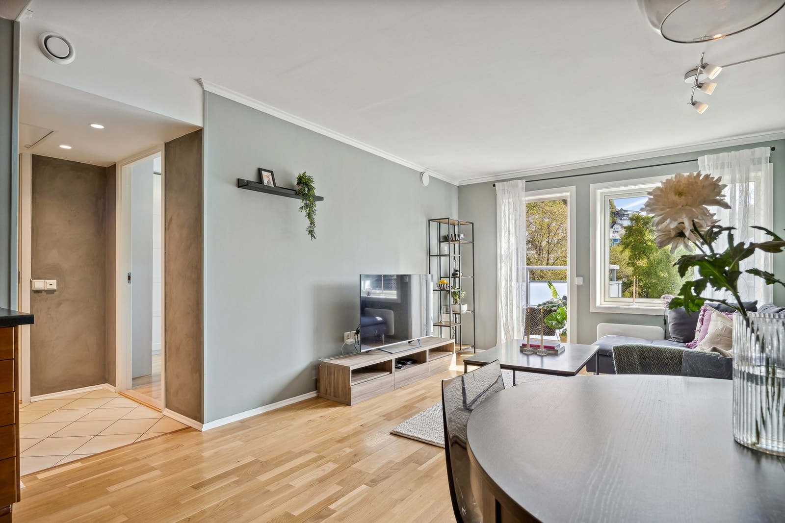 Boligen har en attraktiv beliggenhet og ligger fint til i byggets 5. etasje. Galleribilde