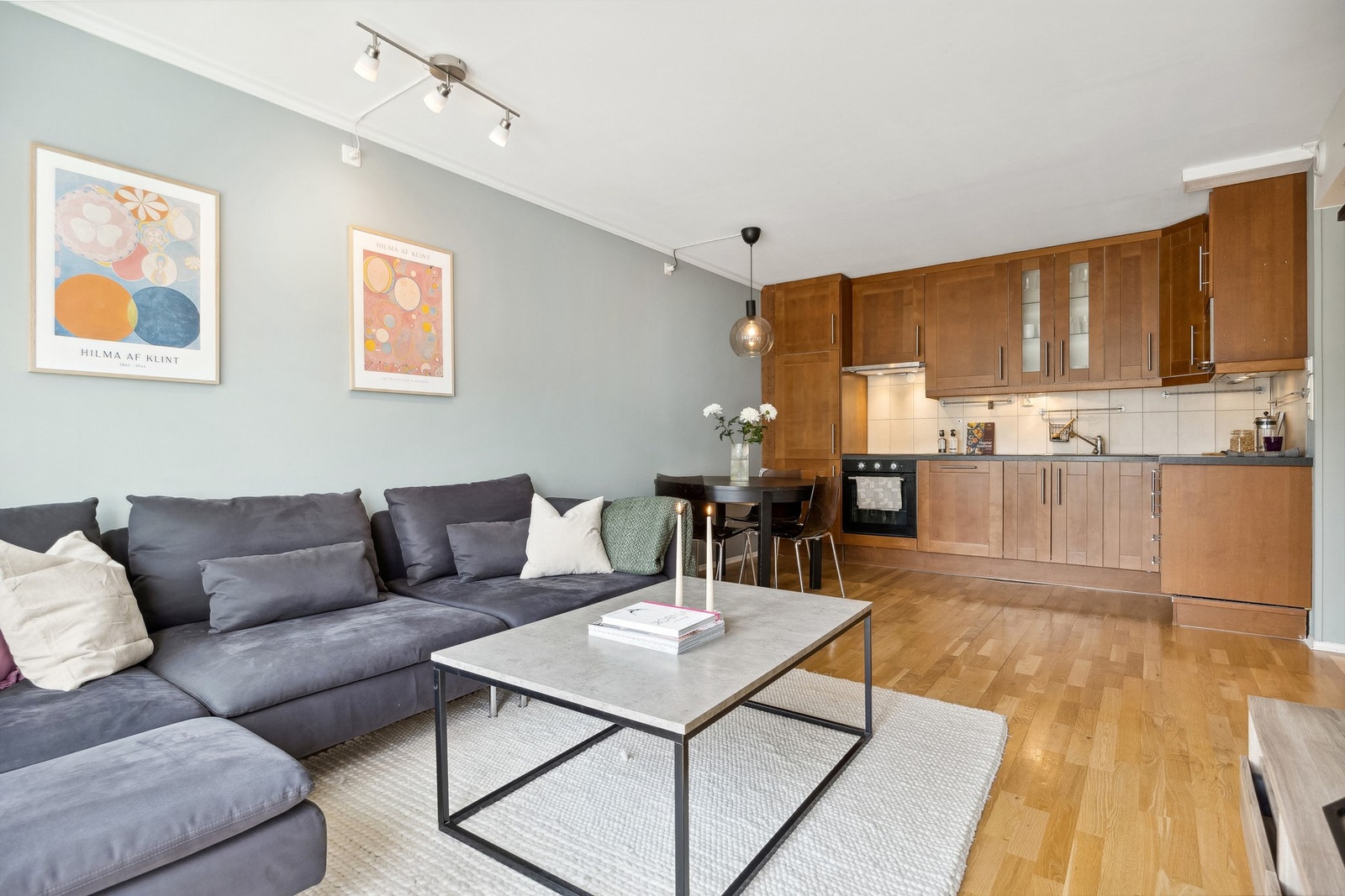 Her får man en åpen stue/kjøkken løsning på 21 kvm. Galleribilde