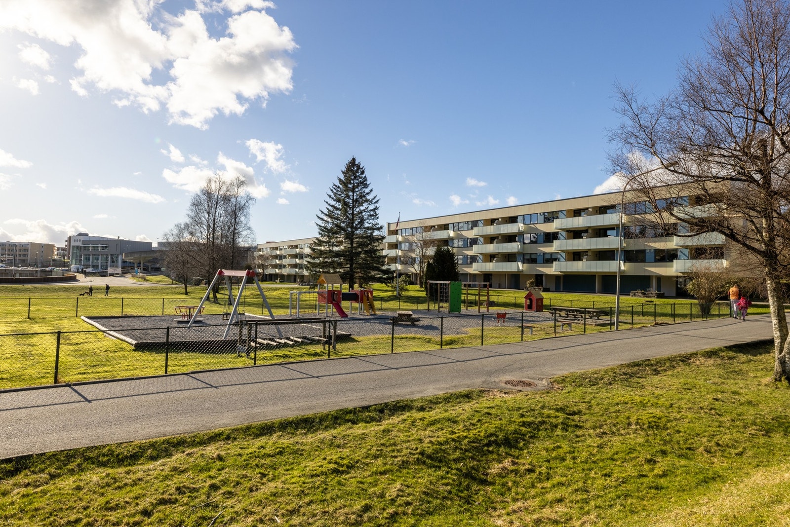 På borettslagets tomt er det fine grøntarealer og flere lekeplasser. Galleribilde