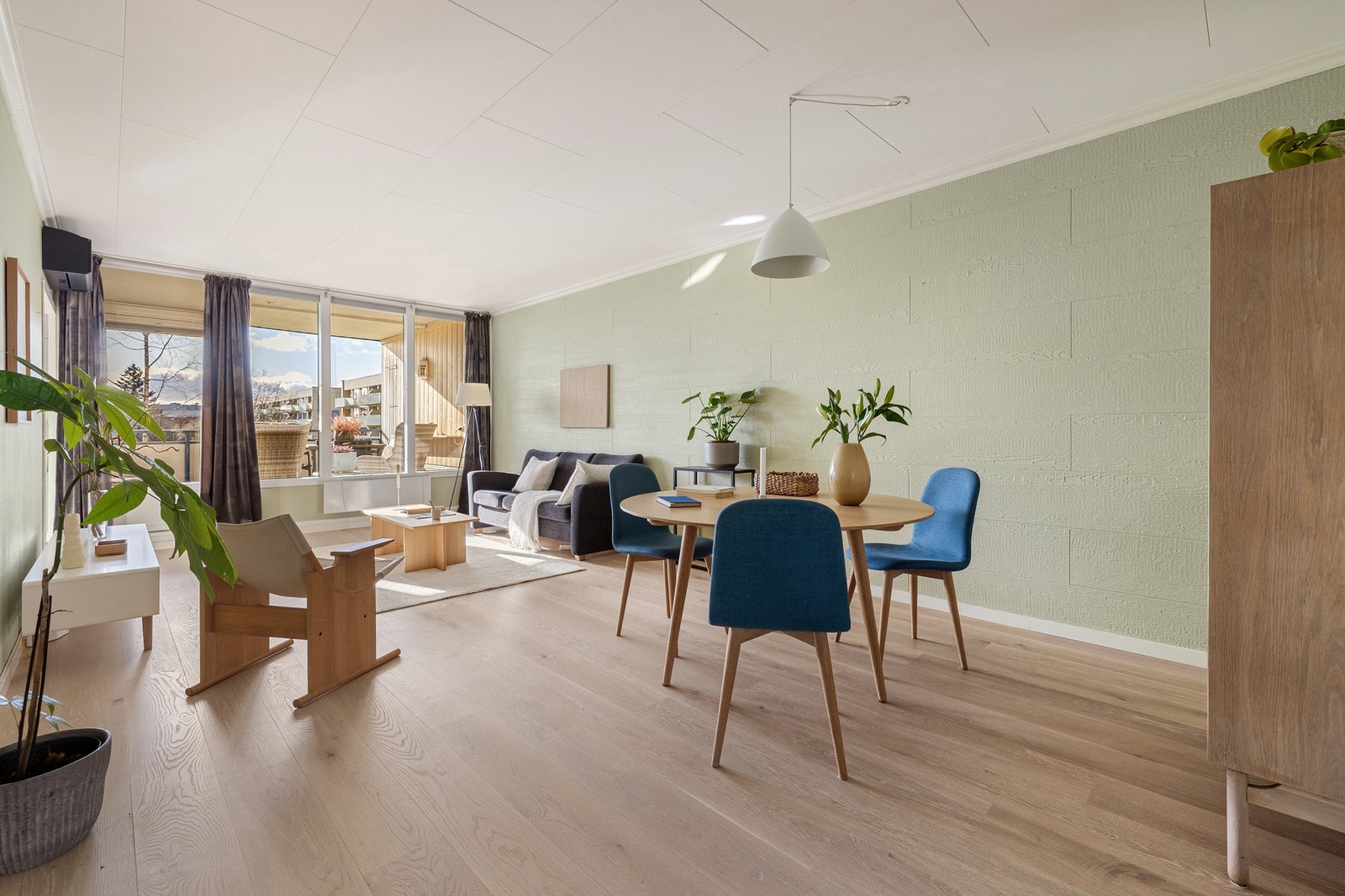 Vi beveger oss videre inn til hjertet av leiligheten, som er den lyse og luftige stuen på hele 26,5 kvm. Galleribilde