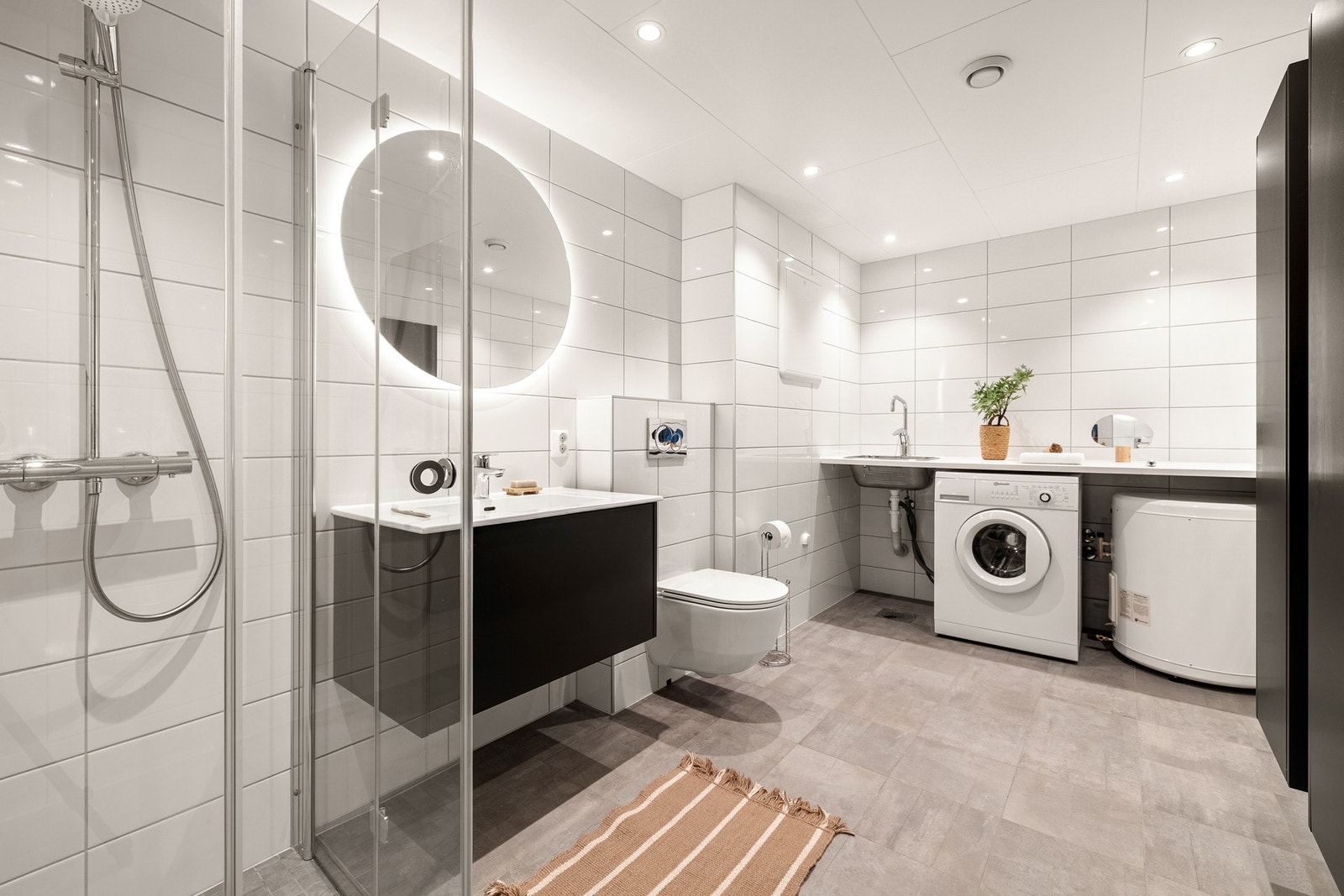 Badet er særdeles romslig på hele 8,9 kvm og ble totaloppusset i 2020 av Ø. Antonsen AS. Dokumentasjon foreligger. Galleribilde