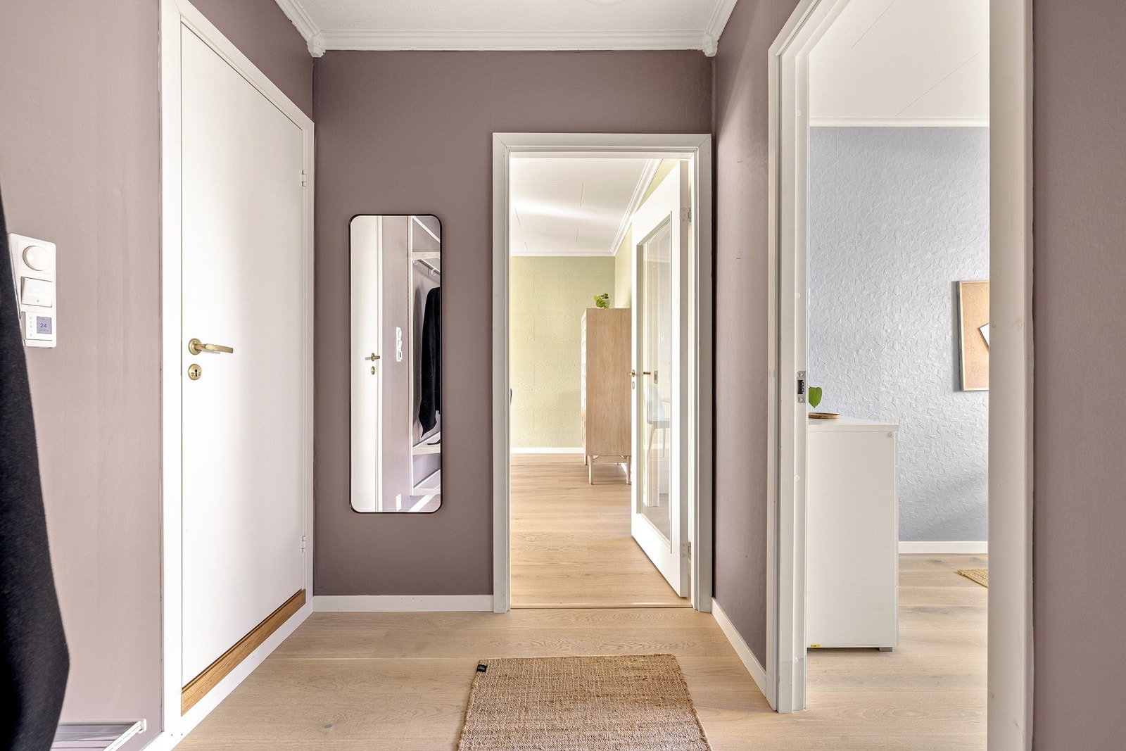 Vi starter i den romslige entréen på 4,2 kvm med enstavs parkett på gulv og malt strie på vegger. Galleribilde