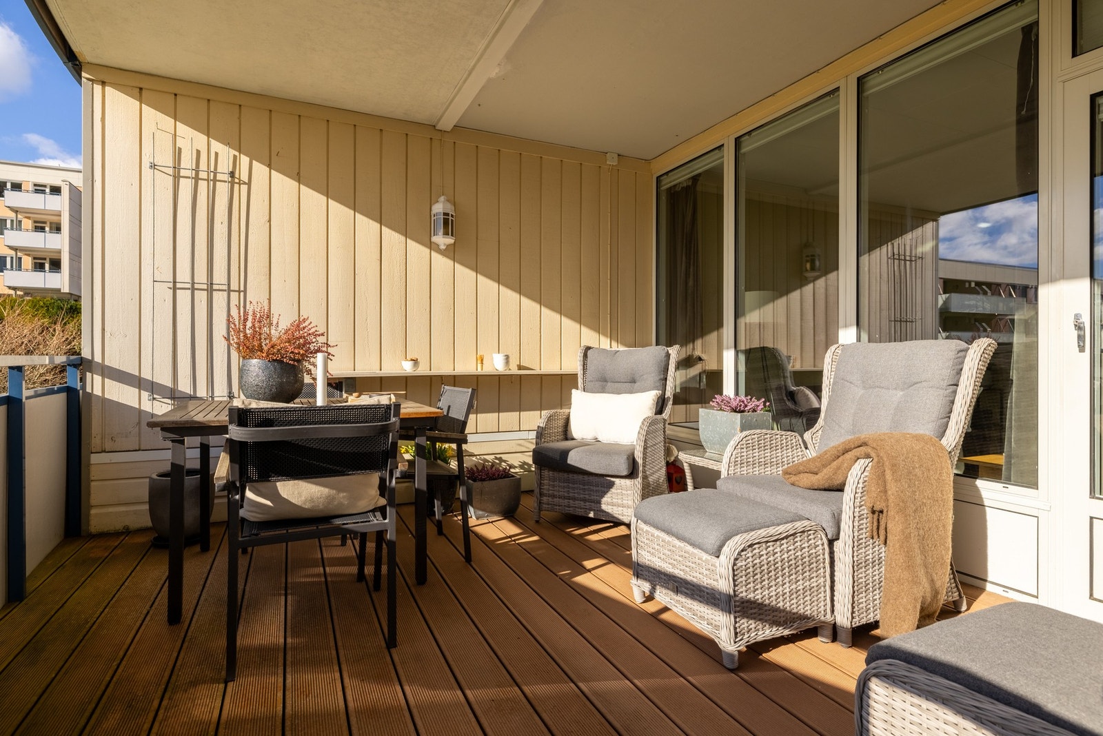 Størrelsen på balkongen gir god plass til å møblere i flere soner. Galleribilde