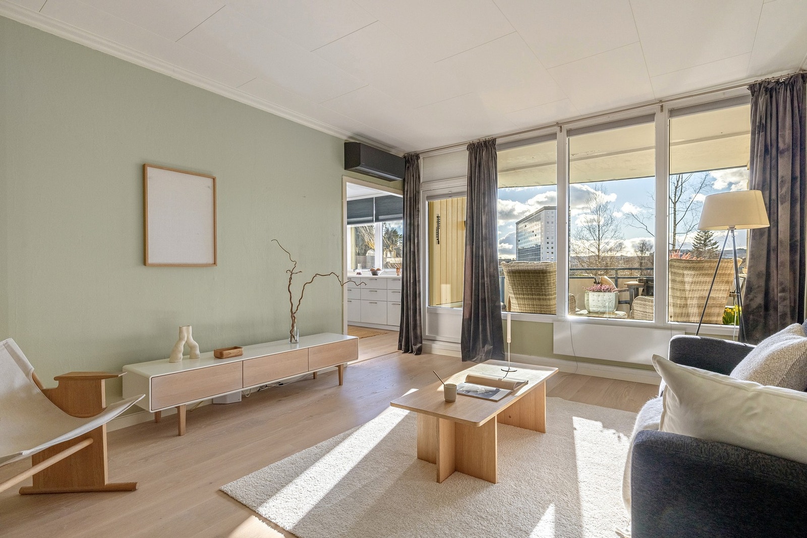 De store vindusflatene gir godt lysinnslipp til rommet. Galleribilde