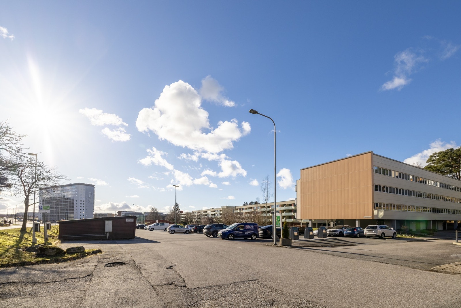 Det er svært god parkeringsdekning i borettslaget. Beboerne registrerer seg hos borettslaget og kan parkere etter "første mann til mølla"-prinsippet. Galleribilde