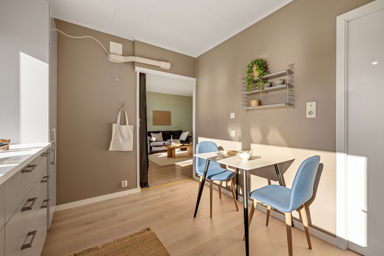 God plass til spisebord på kjøkkenet. Det er tilkomst til en innvendig bod på 1,8 kvm som fungerer ypperlig som matbod. Galleribilde