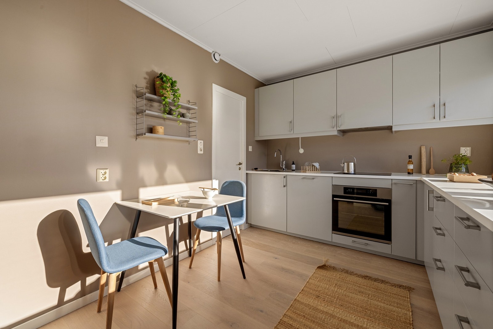 Leiligheten er betydelig oppusset i 2019-2020 med bl.a. nytt gulv, kjøkken og bad. Galleribilde