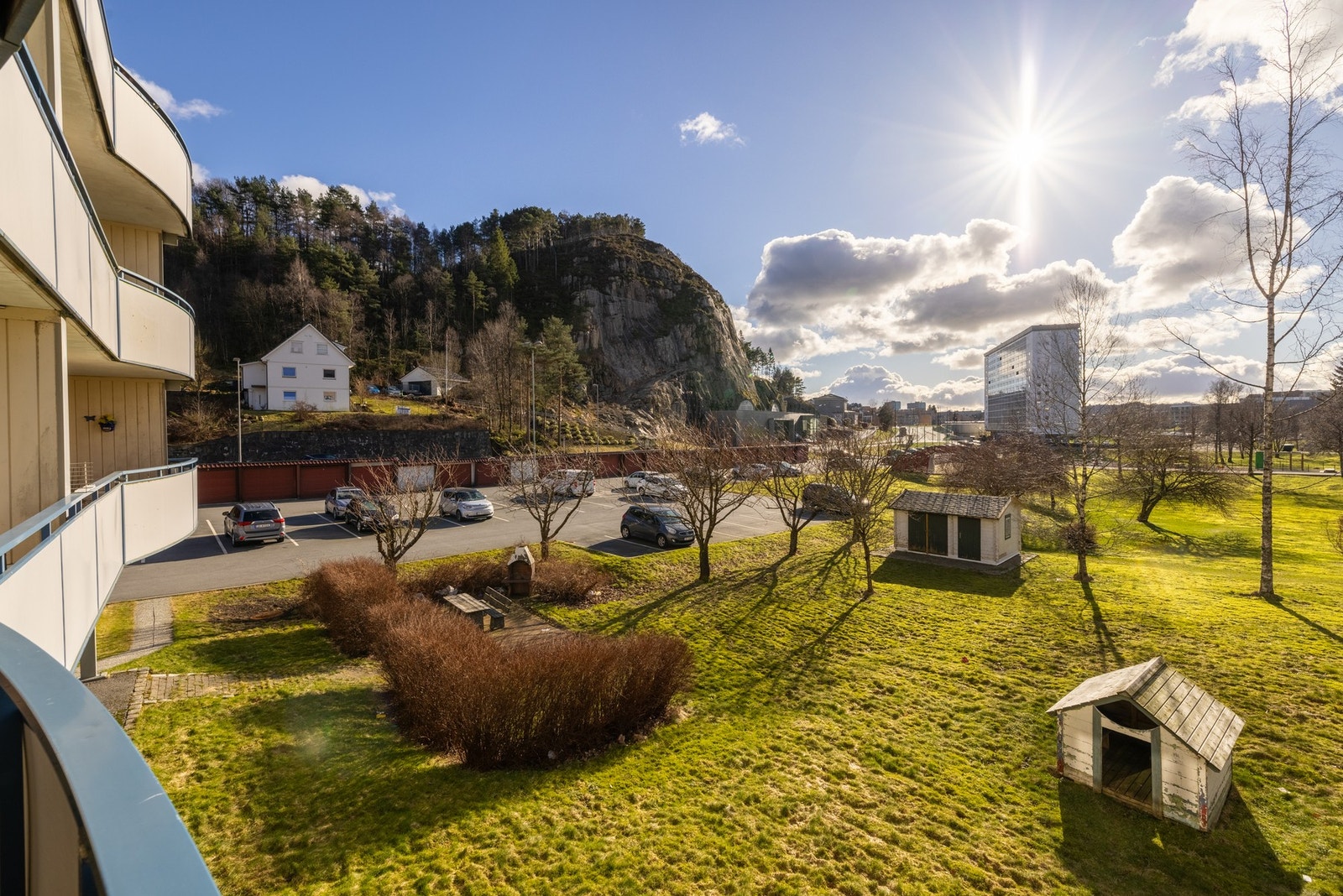 Fra balkongen er det flott utsikt mot borettslagets grøntareal. Galleribilde