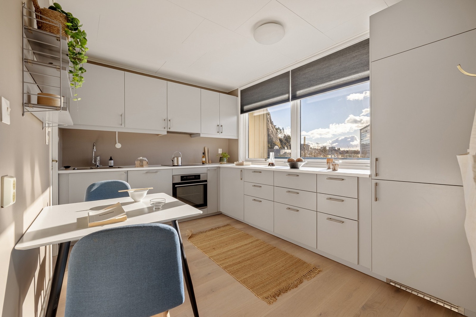 Fra stuen er det tilkomst til kjøkkenet på 10 kvm. Galleribilde