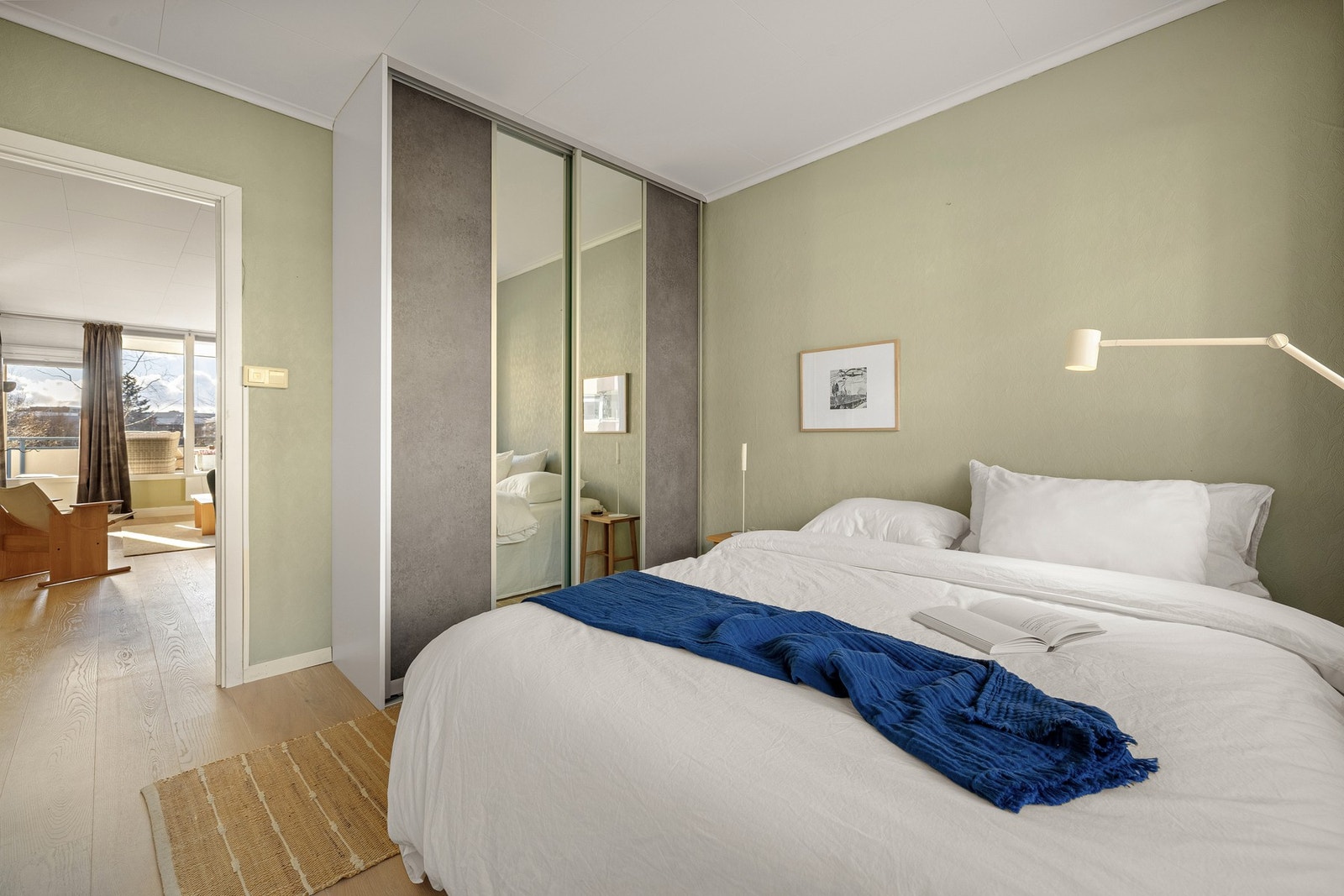 Det er skyvedørsgarderobe med speilfronter, og god plass til å sette inn kommode/pult. Galleribilde