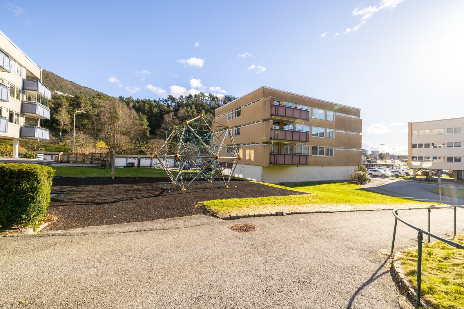 Furulund Borettslag består av 78 leiligheter i lavblokker. Galleribilde